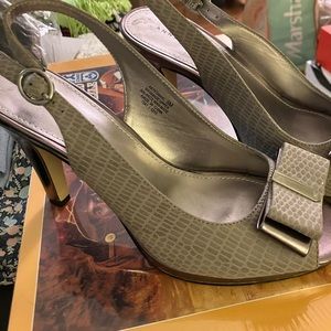 Grey sling back peep toe heels by Anne Klein size 9M, new never worn